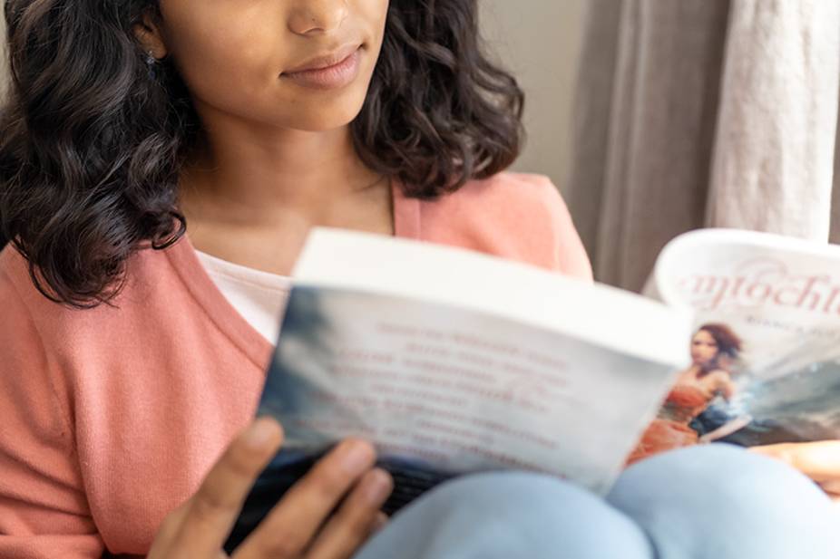 jeune fille qui lit un livre